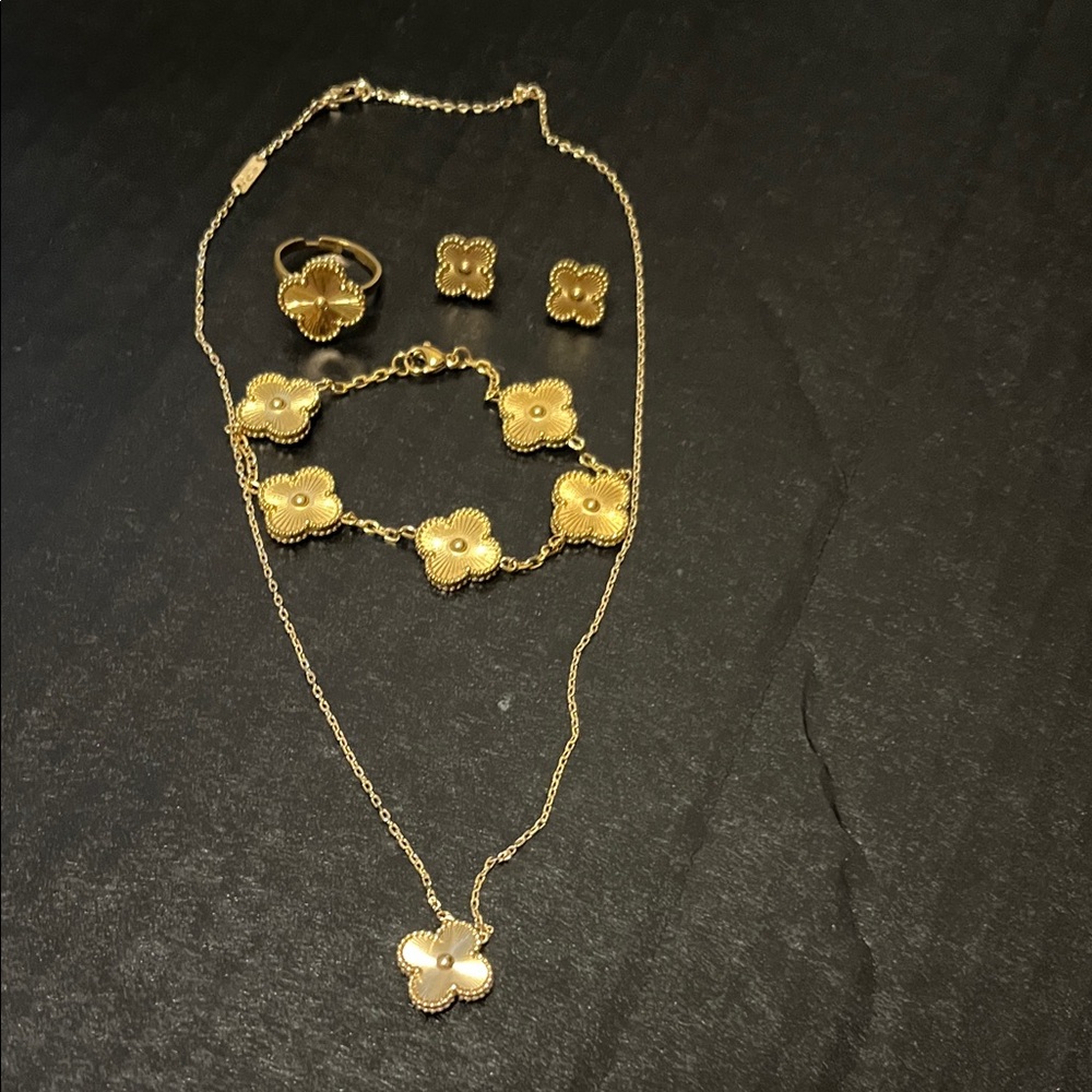 Elegant Gold Floral Jewelry Set